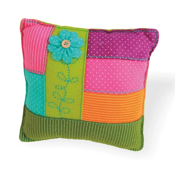 Copilul t&259;u e curios s&259; &537;tie cum se realizeaz&259; o cus&259;tur&259; Sau cau&539;i o activitate care s&259;-i &icirc;mbun&259;t&259;&539;easc&259; aten&539;ia &537;i concentrarea Ofer&259;-i setul creativ de cusut pernu&539;a colorat&259; de la ROOVI &537;i prive&537;te-l cu m&acirc;nuie&537;te abil acul a&539;a &537;i materialul textil&Icirc;n programa &537;colar&259; &icirc;nc&259; mai exist&259; ora de lucru manual &537;i nu 