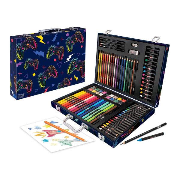 Indiferent cate culori ai niciodata nu sunt suficiente pentru creatiile tale artistice Cu trusa HappiHobbi Deluxe Art Case Joc Video vei gasi 100 de accesorii pentru a desena modelele tale preferate si a explora diferite tehnici artistice Toate sunt impachetate cu grija intr-o trusa practica cu maner astfel incat sa poti lua creativitatea cu tine oriunde te-ai duce