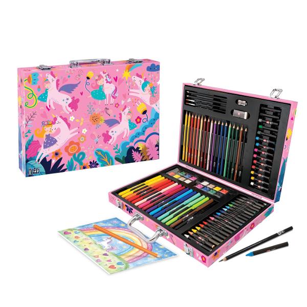 Indiferent de numar de culori pe care le ai acestea nu vor fi niciodate suficiente pentru desenul tau In trusa deluxe Happi Hobbi Fantezie Unicorni pentru desen vei gasi 100 de accesorii pentru a desenapicta imaginile tale preferate si pentru a invata diferite tehnici Si toate acestea intr-o trusa de desen cu maner pe care o poti lua cu tine oriunde ai merge  Setul include 14 culori pastel 18 creioane cerate 16 markere lavabile 18 creioane colorate 16 acuarele 12 coli A4 pentru 