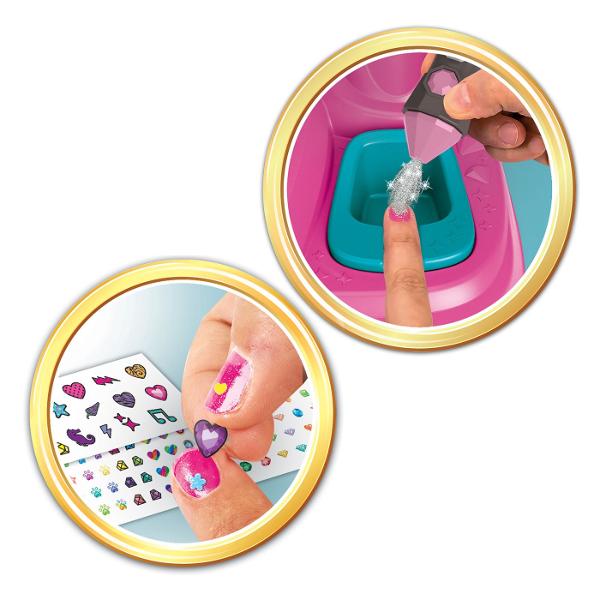 Studio De Arta Pentru Unghii nou si inovator cu un design modern si ergonomic &mdash creat pentru super artistici unghiilor ai viitorului Masinile pentru pulverizarea glitter-ului si uscarea lacului de unghii garanteaza look-uri cu adevarat la moda si trendy Kitul include lacuri de unghii Crazy Chic autocolante pentru unghii si pulbere colorata cu glitter pentru decoratiuni super glam Un set de joaca creativ stilat si original pentru a-ti decora unghiile cu atitudinea cool a unei 