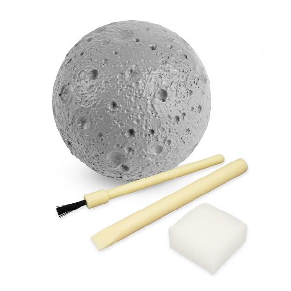 Folose&537;te uneltele pentru a s&259;pa &icirc;n globul de ipsos reprezentand Luna &537;i pentru a descoperi 6 pietre reale cuart roz lepidolit howlit obsidian jad cornalinaInclude Luna din ipsos 6 pietre dalt&259; pensul&259; burete &537;i instruc&539;iuni colorateDimensiunile ambalajului 0950 x 0950 x 1330 cmVarsta recomandata 8 aniAvertismente Doar pentru copiii cu v&acirc;rsta de 8 ani &537;i peste ATEN&538;IE Nu este 