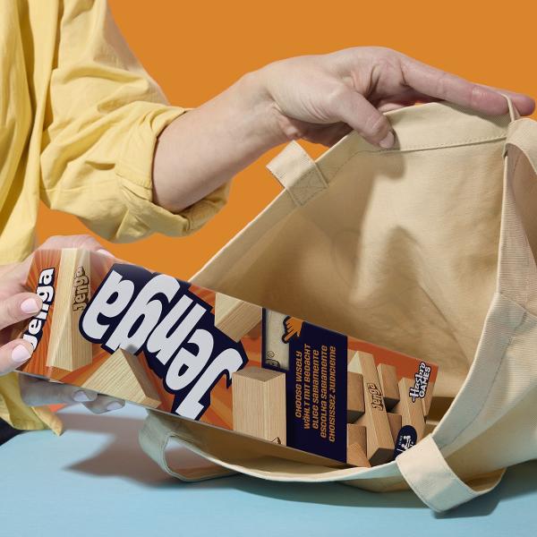 Faceti echipa construiti si alergati pentru a lua coroana Jocul Jenga este o intorsatura frenetica si distractiva a jocului clasic Jenga Jucatorii se impart in echipe si se intrec pentru a-si construi obiectul Jenga folosind blocurile din lemn de esenta tare Un coechipier descrie configuratia afisata pe card si ghidati doar de descrierea lor ceilalti se grabesc sa construiasca si sa incununeze creatia lor Dar ai grija Daca o echipa o construieste gresit sau face obiectul sa cada trebuie 