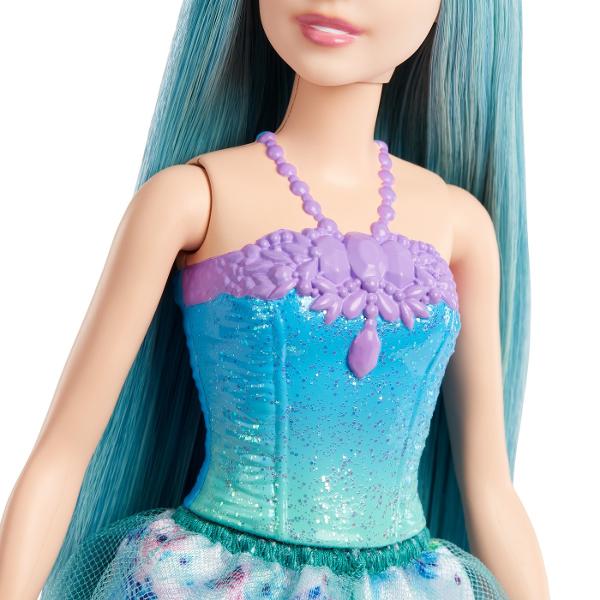 Papusile printesa Barbie&trade Dreamtopia cu aspect de basm le permit copiilor sa descopere o lume de povesti magice si sa experimenteze aventuri regale Aceste papusi printesa Barbie&reg cu un corset stralucitor cu efect de ombre si o fusta lunga de printesa cu imprimeu floral colorat si strat de tul inspira povestirea Pantofii asortati si o tiara detasabila cu detalii asemanatoare unei bijuterii completeaza aspectul regal Cu culorile curcubeului si detalii fantastice papusile 