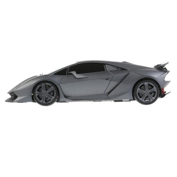 Copilul dumneavoastra se poate juca in voie cu masina cu telecomanda Lamborghini Sesto Elemento scara 1 la 18 oferita de brandul international Rastar Nicio cursa nu este imposibil de castigat cu acesta masinuta replica oficiala cu licenta a modelului original construita cu mare atentie la detalii Masinuta are proportiile ideale pentru momente pline de distractie si amuzament avand dimensiunile in centimetri dupa cum urmeaza  241165Masinuta functioneaza pe frecventa de 24GAlimentarea 