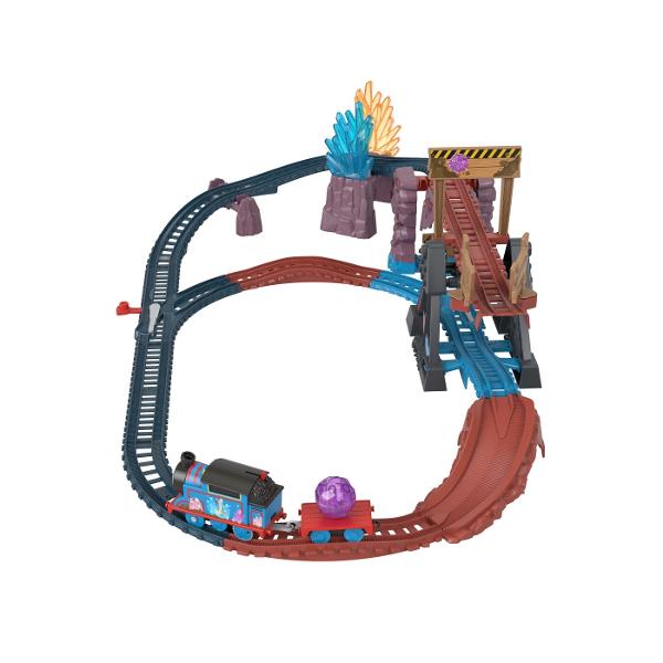 Copiii pot retrai calatoria captivanta a lui Thomas in Muntele Lookout din seria Thomas &amp Friends All Engines Go&trade cu acest set de tren motorizat pe baterii de la Fisher-Price&reg Crystal Caves Adventure Dispunand de 9 bucati de sina un pod basculant super cool si detalii si incarcatura distractive din Crystal Caves Acest set de tren plin de actiune le permite tinerilor conducatori sa-l trimita pe Thomas in cursa in pesteri pentru a-si livra incarcatura speciala din nou si 