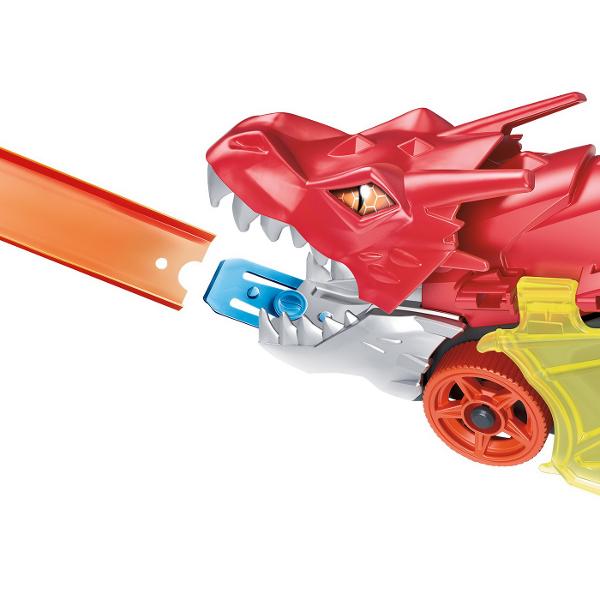 Transportatorul Hot Wheels&trade City Dragon Launch face furori cu functii cool pe care copiii le vor adora &Icircn loc de a arunca flacari din gura acest dragon stilat arunca cu vehicule Hot Wheels&reg Copiii incarca trei masini in el apoi apasa pe lansator pentru a trimite vehiculele in viteza catre diverse aventuri Conectorii de pista din partea din fata si din spate ale bestiei le permit copiilor sa ataseze piste Hot Wheels&reg dezvoltand o constructie existenta sau 