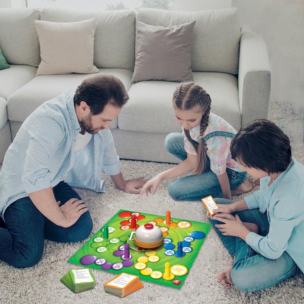 Da sau Nu - un joc de societate pentru 2- 6 jucatori sa se distreze pe cinste cu mai mult de 900 de intrebari capcana de pe cartonasele de joc concepute cu iscusinta Cartonasele contin intrebari pentru cei mici si mari din categorii diverse istorie geografie muzica sport televiziune Scopul jocului este de a raspunde la toate intrebarile fara a utiliza cuvintele Da sau Nu Cel care raspunde la cele mai multe intrebari castiga Jucatori 2-6 Valori educative dezvoltatea spiritul de 