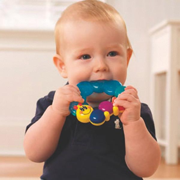 Jucariile bebe Hola Toys sunt produse special pentru dezvoltarea din primele luni ale bebelusului Ele pot servi drept jucarie pentru dentitie fiind utile pentru calmarea gingiilor iritate si umflate salivarea excesiva Formele speciale si culorile vii incurajeaza copilul sa exerseze si sa se joace stimuland astfel dezvoltarea individuala Nu contine bpa Se poate refrigera pentru 1 ora ajutand la calmarea gingiilor Este confectionata din materiale sigure si durabile