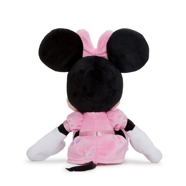 Stim ca primul cel mai bun prieten al celui mic este jucaria de plus cea alaturi de care descopera lumea si doarme linistit noaptea Minnie Mouse este prietena lui Mickey Mouse Are o personalitate placuta si este recunoscuta pentru colectia ei de funde mari de diferite culori pe care le pune pe cap Aceasta jucarie de plus este fabricata dintr-un material de calitate rezistent si in conformitate cu cerintele de calitate Disney Dimensiunea ei este de 25 de centimetri