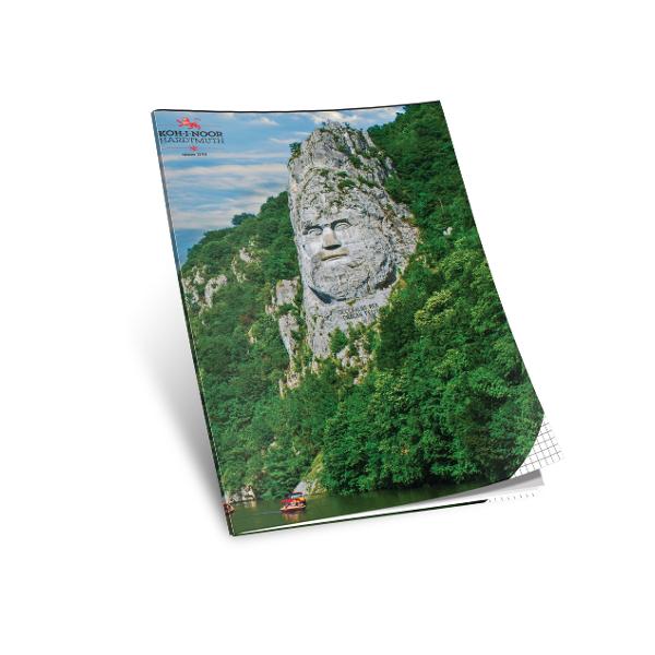 Caiet A4 Matematica Colectia ROMANIA NOASTRA &ndash; Descopera Frumusetile Tarii Tale 80gmp&nbsp;Transforma fiecare ora de matematica intr-o calatorie fascinanta prin cele mai frumoase locuri din tara Caietul A4 din colectia Romania Noastra este mai mult decat un simplu instrument de scris; este o piesa educativa care celebreaza patrimoniul cultural si natural al Romaniei Fiecare varianta de coperta prezinta un obiectiv turistic iconic oferindu-ti inspiratie si 