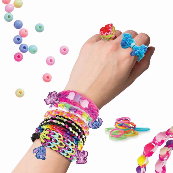 Set creativ Plexi Flexi Stitch ideal pentru copii pasionati de activitati handmade si accesorii colorate Acest kit complet include o cutie mare cu 4500 de elasticuri multicolore 100 de accesorii decorative si un razboi de tesut oferind tot ce este necesar pentru realizarea unor bratari inele si alte creatii unice inspirate de persoana preferata Stitch Copiii isi pot dezvolta creativitatea si indemanarea combinand culorile si accesorii pentru a crea modele variate si originale Setul 