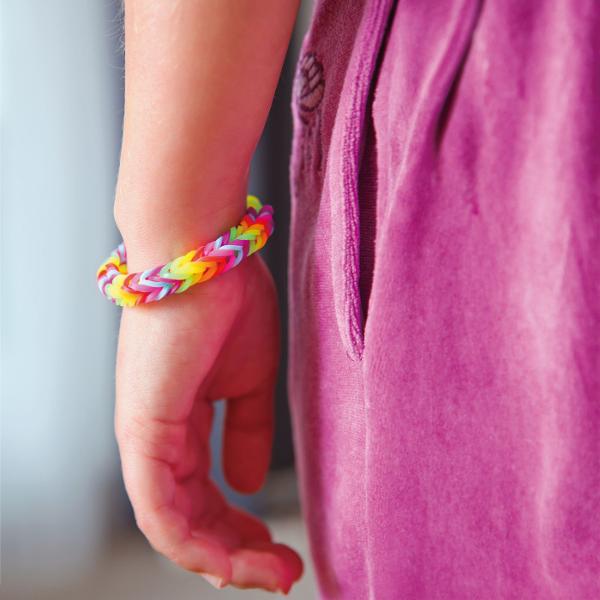 Set creativ Plexi Flexi Love ideal pentru copii pasionati de activitati handmade si accesorii colorate Acest kit complet permite realizarea de bratari inele si alte creatii unice care pot fi personalizate cu piese decorative vibrante pentru modele originale si expresive Activitatea stimuleaza creativitatea indemanarea si atentia la detalii oferind o experienta relaxanta si distractiva Setul vine intr-un organizator modern de depozitare compartimentat eficient pentru a pastra toate 