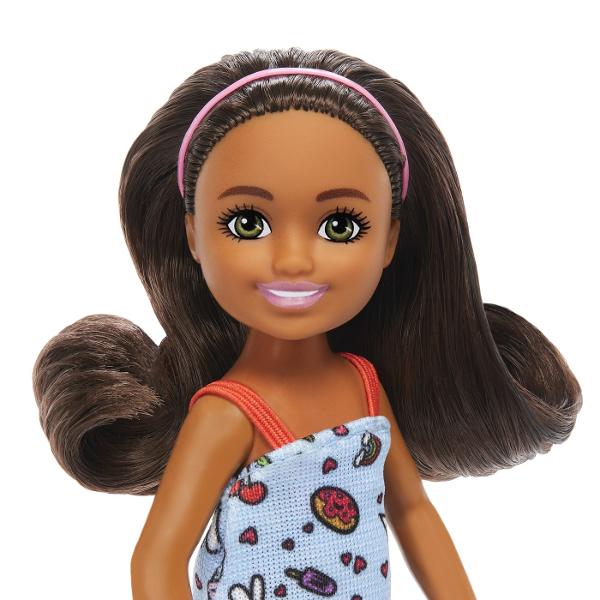 Papusile Barbie Chelsea vin cu pantofi si piese vestimentare detasabile Creeaza povesti nenumarate cu scenarii diferite impreuna cu papusile Chelsea Pentru scenarii creative achizitioneaza toate papusile Chelsea Papusa Chelsea si prietenii ei sunt o sursa de inspiratie pentru a explora si imagina lumea inconjuratoare Aceasta adorabila papusa Chelsea de 15 cm poarta o rochita albastra cu imprimeu colorat si bretele Parul sau saten este accesorizat cu o bentita roz iar aspectul ei este 