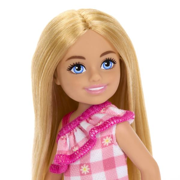 Papusile Barbie Chelsea vin cu pantofi si piese vestimentare detasabile Creeaza povesti nenumarate cu scenarii diferite impreuna cu papusile Chelsea Pentru scenarii creative achizitioneaza toate papusile Chelsea Aceasta papusa se remarca prin farmecul ei si este imbracata intr-o frumoasa rochie roz cu carouri si imprimeu inflorat care o face sa straluceasca Parul blond al papusii Chelsea este coafat lung si drept iar papucii roz completeaza perfect look-ul sau fermecator