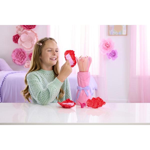 Barbie Petal Pop Papusa Barbie Trandafir Rosu este o jucarie surpriza creativa si plina de magie care ascunde in interior o papusa si accesorii adorabile Ambalajul in forma de floare cu petale colorate si design elegant se deschide pentru a dezvalui sau experienta de unboxing captivanta In interior se afla o papusa Barbie si un mic companion oferind multiple posibilitati de joaca si povesti imaginative Texturile culorile pastelate si detaliile florale stimuleaza simturile si 