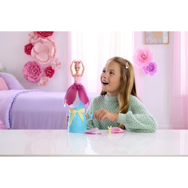 Barbie Petal Pop Papusa Barbie Lalea Roz este o jucarie surpriza creativa si plina de magie care ascunde in interior o papusa si accesorii adorabile Ambalajul in forma de floare cu petale colorate si design elegant se deschide pentru a dezvalui sau experienta de unboxing captivanta In interior se afla o papusa Barbie si un mic companion oferind multiple posibilitati de joaca si povesti imaginative Texturile culorile pastelate si detaliile florale stimuleaza simturile si creativitatea 