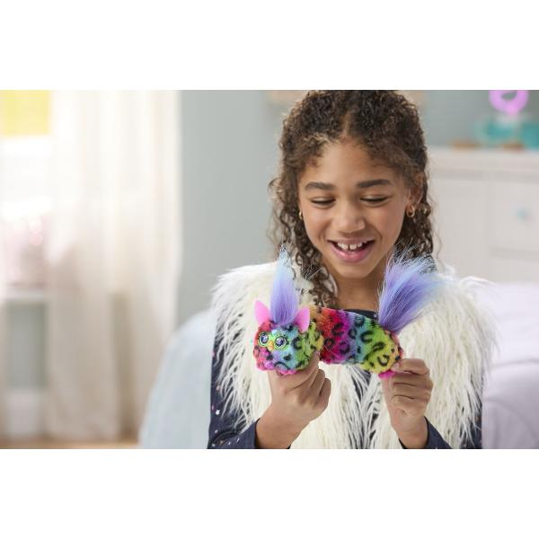 Jucarie interactiva din gama Furby Furblets conceputa pentru distractie muzicala si interactiune dinamica Produsul are un design compact si colorat cu blanita moale si detalii expresive fiind usor de transport si utiliza oriunde Jucaria este echipata cu peste 45 de sunete si efecte muzicale oferind o experienta variata prin activarea diferitelor functii Interactioneaza prin atingere si manipulare raspunzand cu sunete amuzante si melodii stimuland imaginatia si curiozitatea copiilor 