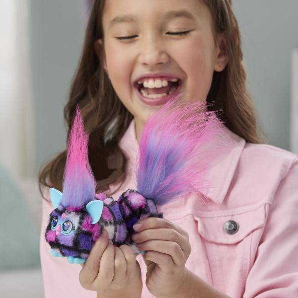 Jucarie interactiva din gama Furby Furblets DIS CO DAZZ conceputa pentru distractie muzicala si interactiune dinamica Produsul are un design compact si colorat cu blanita moale si detalii expresive fiind usor de transport si utiliza oriunde Jucaria este echipata cu peste 45 de sunete si efecte muzicale oferind o experienta variata prin activarea diferitelor functii Interactioneaza prin atingere si manipulare raspunzand cu sunete amuzante si melodii stimuland imaginatia si curiozitatea 