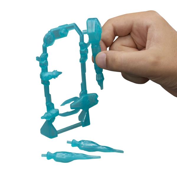 Copiii isi pot imagina actiune si aventura care salveaza lumea cu jucariile Marvel Avengers ActionVerse de la Hasbro Ofera timpului de joaca un impuls puternic cu aceste figurine dotate cu 9 puncte de articulatie pentru joaca si expunere pozitionabile Fiecare figurina de actiune Super Hero ActionVerse de 114 cm vine cu mai multe accesorii detasabile inspirate de personaje precum si un suport reutilizabil pentru depozitarea accesoriilor Copiii cu varsta de 4 ani si peste vor adora sa-si 
