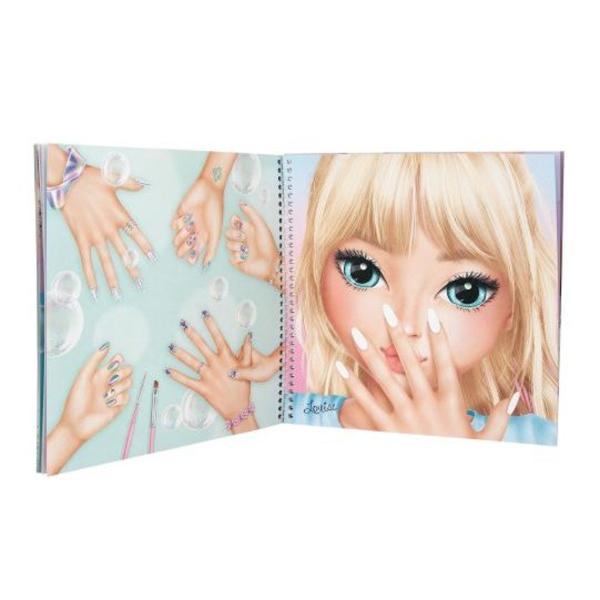 Ridica-ti mainile daca iti place nail art-ul cool cele 46 de pagini ale cartii de colorat TOPModel Hand Designer te invita sa creezi look-uri creative pe maini si unghii De asemenea sunt incluse 2 foi de autocolante laminate cu finisaj argintiu si 1 foaie de tatuaje pentru unghii