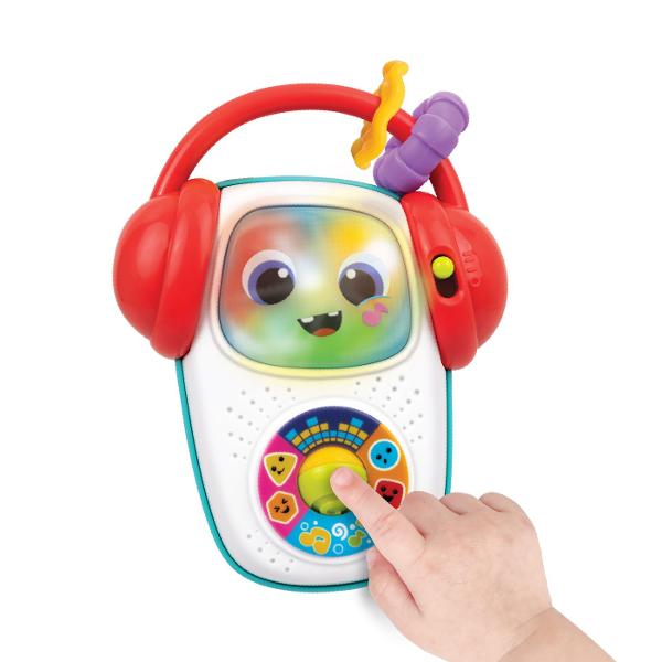 Player-ul Muzical Portabil Winfun este o jucarie interactiva special conceputa pentru bebelusi de la 3 luni ideala pentru stimularea auditiva si dezvoltarea timpurie Designul colorat si prietenos cu fata zambitoare si casti mari atrage imediat atentia celor mici si ii incurajeaza sa exploreze Jucaria reda 10 melodii clasice si 10 melodii vesele fiind insotite de lumini intermitente care creeaza o experienta senzoriala completa Butonul central rotativ si comenzile usor de apasa sunt 