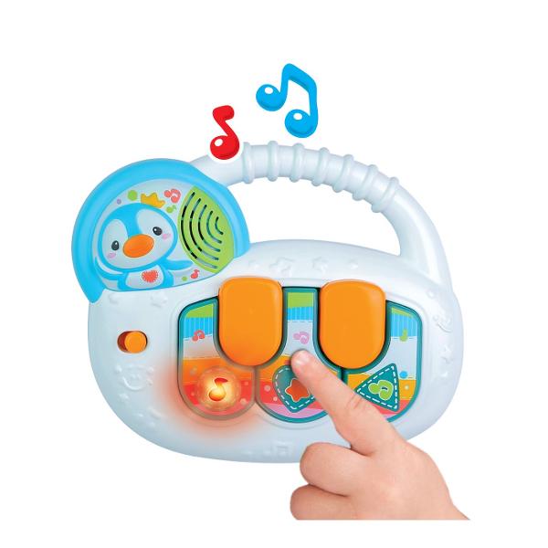 Winfun Set Jucarii Interactive Cadou Nou Nascuti este un set complet de jucarii pentru bebelusi special conceput pentru a stimula dezvoltarea senzoriala inca din primele luni de viata Setul include mai multe jucarii interactive realizate din materiale sigure si placute la atingere precum o jucarie de plus moale elemente de dentitie zornaitoare si o jucarie muzicala cu sunete si lumini Culorile vii texturile variate si functiile interactive atrag atentia copilului si incurajeaza 