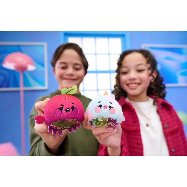 Important produs de tip surpriza nu se poate alege personajulDescopera universul plin de culoare Magic Jellykins un plus surpriza adorabil care combina joaca colectia si elementul de mister intr-un produs perfect pentru copii Ambalat intr-un recipient atractiv acest set ascunde in interior o figurina moale si simpatica inspirata din personaje haioase si colorate cu design unic si expresiv Fiecare Jellykin are un aspect diferit cu detalii vibrante si texturi placute la 