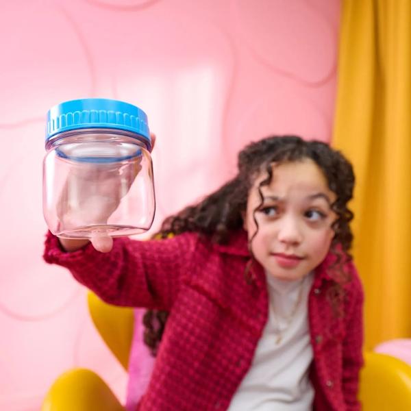 Descopera surpriza ascunsa din Magic Jellykins un set interactiv si distractiv care prinde viata atunci cand adaugi apa Fiecare pachet contine 2 figurine simpatice care apar magic si pot fi ingrijite pieptanate si colectionate Personajele au un design colorat si expresiv fiind perfecte pentru copiii pasionati de surpriza si activitati creative Procesul simplu de activare transforma joaca intr-o experienta captivanta si amuzanta Recomandat copiilor cu varsta de peste 5 