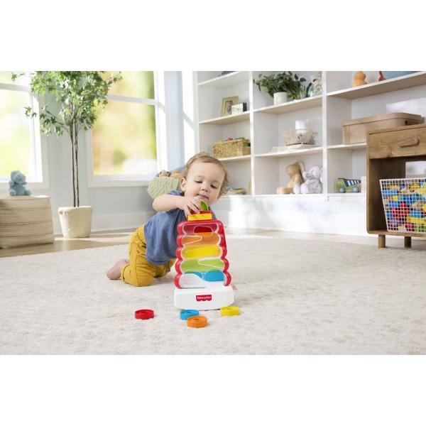 Jucaria Fisher-Price De Dezvoltare Turn Cu Discuri Colorate este special conceput pentru a stimula dezvoltarea timpurie a bebelusilor prin joaca interactiva si plina de culoare Setul include o structura transparenta cu traseu intern si discuri colorate pe care copilul le introduce in partea superioara urmarind cum acestea coboara in mod imprevizibil pana la baza Acest mecanism simplu dar captivant ajuta la dezvoltarea coordonarii mana-ochi si la intelegerea relatiei cauza-efect Designul 