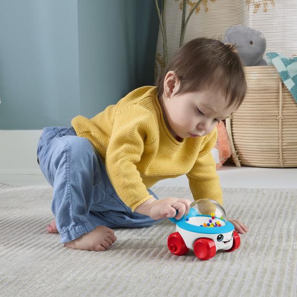 Masinuta Fisher-Price este o jucarie interactiva special conceputa pentru bebelusi care incurajeaza miscarea si explorarea Atunci cand copilul impinge sau moveaza masinita bilele colorate din interior sar si se misca in cupola transparenta creand efecte vizuale si sunete distractive Designul prietenos cu fata zambitoare si culori vii capteaza atentia celor mici si ii incurajeaza sa se joace activ Miscarea bilelor ajuta copilul sa inteleaga relatia cauza-efect stimuland in acelasi timp 