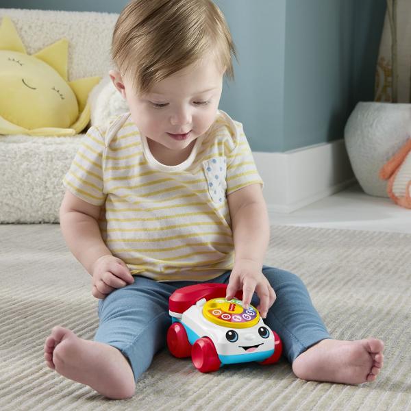 Telefonul interactiv Fisher-Price Vehicul Telefon este o jucarie clasica reinterpretata intr-un design modern si prietenos special conceputa pentru bebelusi Cu un aspect vesel si culori atractive aceasta jucarie stimuleaza curiozitatea si incurajeaza joaca activa Discul rotativ numerotat permite copilului sa interactioneze prin rotire dezvoltand coordonarea mana-ochi si abilitati motorii fine Rotile functionale transforma jucaria intr-un vehicul usor de impins sau tras sustinand miscarea 