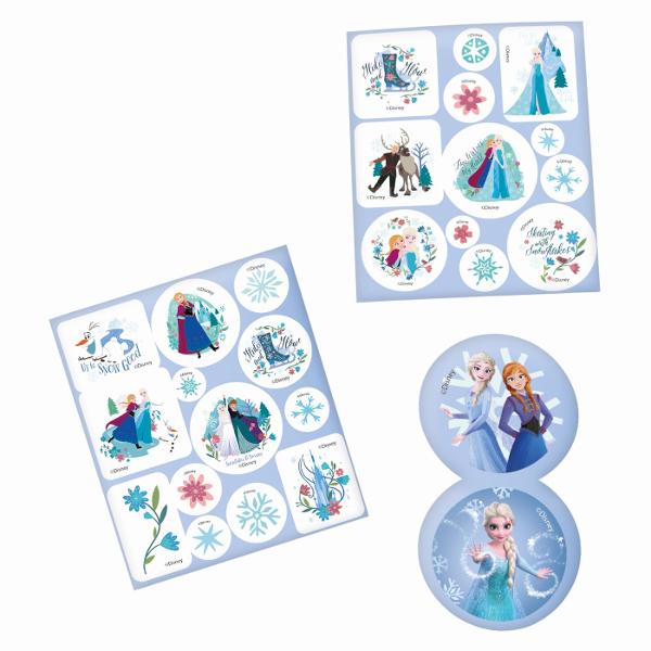 Happi Hobbi Set creativ Frozen in gentuta portabila perfect pentru copiii care iubesc desenul si personajele lor preferate din universul Disney Practic si usor de transport setul poate fi luat oriunde  la plimbari in masina sau in calatorii  oferind ore intregi de distractie si creativitate Copiii pot picta si desena scene inspirate din povestea Frozen folosind creioanele colorate incluse si acuarelele care pot fi combinate pentru a obtine nuante variate Blocul de desen le permite sa isi 
