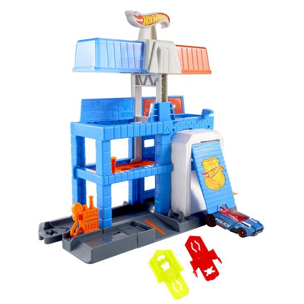Unitatile de oras Hot Wheels le permit copiilor sa creeze propriul peisaj urban plin de cascadorii si aventuri cool Fiecare set contribuie la tematica de inamic Hot Wheels City incorporand elemente care sugereaza ca o creatura sta la panda in apropiere asteptand sa se napusteasca Toate se conecteaza la alte seturi Hot Wheels prin mai multe puncte de conexiune si fiecare include un vehicul Hot Wheels pentru joc de impins direct din cutie Cu locuri familiare precum un atelier de reparatii un 