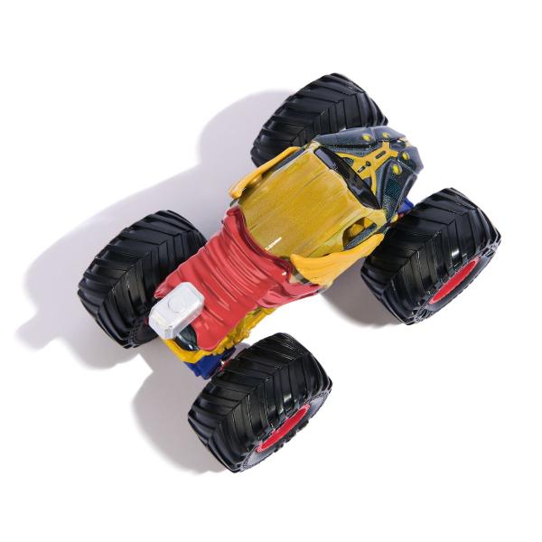 Paseste in universul plin de actiune in care Monster Jam huruie si supereroii Marvel se inalta Seria de camioane vopsite Marvel Monster Jam la scara 164 nu este doar o colectie Este un omagiu adus Universului Marvel Aceste camioane de tip monster truck inscriptionate cu simbolurile si culorile unor embleme precum Thor Captain America Iron Man Black Panther si Spider-Man aduc acasa spectacolul superputerilor si al cascadoriilor de pe stadion Cu anvelope autentice BKT si o caroserie cu 