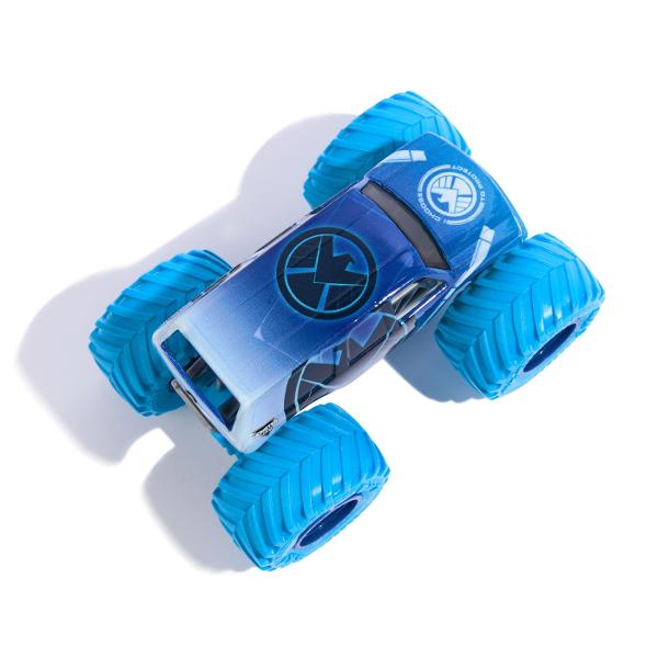 Paseste in universul plin de actiune in care Monster Jam huruie si supereroii Marvel se inalta Seria de camioane vopsite Marvel Monster Jam la scara 164 nu este doar o colectie Este un omagiu adus Universului Marvel Aceste camioane de tip monster truck inscriptionate cu simbolurile si culorile unor embleme precum Thor Captain America Iron Man Black Panther si Spider-Man aduc acasa spectacolul superputerilor si al cascadoriilor de pe stadion Cu anvelope autentice BKT si o caroserie cu 