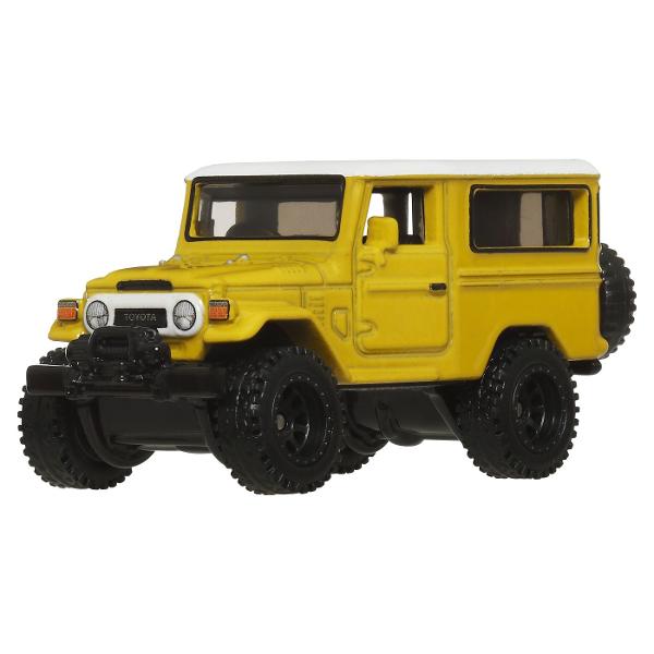 Colectia de caroserie din metal la scara 164 reproduce vehiculele preferate de fani cu anvelope reale Real Rider si grafica personalizata Fiecare model are decoratiuni speciale si ambalaje numerotate Le poti adauga pe toate in colectia ta Fiecare se vinde separat si in functie de disponibilitate Culorile si decoratiunile pot varia Acest pachet contine masinuta Toyota Land Cruiser FJ43
