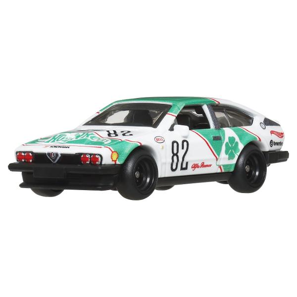 Colectia de caroserie din metal la scara 164 reproduce vehiculele preferate de fani cu anvelope reale Real Rider si grafica personalizata Fiecare model are decoratiuni speciale si ambalaje numerotate Le poti adauga pe toate in colectia ta Fiecare se vinde separat si in functie de disponibilitate Culorile si decoratiunile pot varia Acest pachet contine masinuta Alfa Romeo GTV6 30