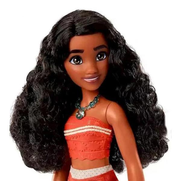 Aceasta papusa din colectia Disney Princess aduce farmecul povestilor clasice intr-o forma moderna si eleganta Modelul este realizat cu atentie la detalii avand o rochie lunga colorata si decorata cu imprimeuri inspirate din universul Disney Parul este coafat cu grija iar expresia delicata a fetei completeaza aspectul prietenos si magic al papusii Papusa este usor de manevrat fiind potrivita pentru joaca zilnica si pentru scenarii imaginative Designul robust si materialele rezistente 