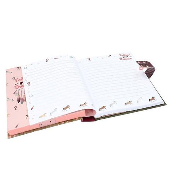 Pentru g&acirc;nduri &537;i vise secrete jurnalul de la Miss Melody &icirc;n tonuri calde de roz &537;i ro&537;u are o copert&259; vis&259;toare cu doi cai &icirc;ntr-o paji&537;te &icirc;nflorit&259; la apus Interiorul jurnalului este de asemenea ilustrat cu dragoste &537;i are 80 de pagini liniate fin Jurnalul &nbsp;se deschide doar atunci c&acirc;nd este introdus codul corect din patru cifre reglabil personal Hitul lui Taylor Swift &bdquo;Wildest Dreams&rdquo; canta 