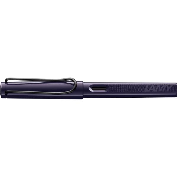 LAMY Safari a fost un clasic &icirc;ndr&259;git &icirc;nc&259; de la lansarea sa &icirc;n anii 1980 &537;i se bucur&259; de un statut de cult atipic pentru un instrument de scris Nenum&259;rate culori &537;i edi&539;ii speciale &icirc;n continu&259; schimbare fac inimile s&259; bat&259; mai repede - fie c&259; este vorba de penar fie de colec&539;ia atent selec&539;ionat&259; de stilouri LAMY Safari este mai mult dec&acirc;t suma detaliilor sale este 