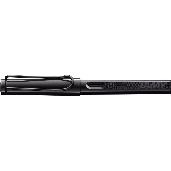 LAMY Safari a fost un clasic &icirc;ndr&259;git &icirc;nc&259; de la lansarea sa &icirc;n anii 1980 &537;i se bucur&259; de un statut de cult atipic pentru un instrument de scris Nenum&259;rate culori &537;i edi&539;ii speciale &icirc;n continu&259; schimbare fac inimile s&259; bat&259; mai repede - fie c&259; este vorba de penar fie de colec&539;ia atent selec&539;ionat&259; de stilouri LAMY Safari este mai mult dec&acirc;t suma detaliilor sale este 