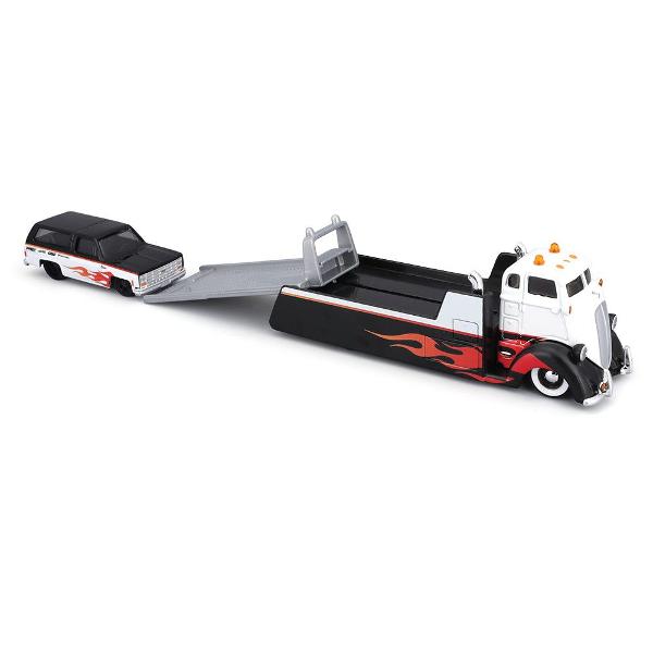 Set Elite Transport Camion Transportator si Masinuta Metalica scara 1 la 64 conceput pentru colectionari si pasionatii de vehicule clasice dar si pentru copii care apreciaza jocul realist Include un camion de tractare si un autoturism ambele realizate din metal cu elemente din plastic pentru un echilibru optim intre rezistenta si detaliu Modelul impresioneaza prin finisaje atent realizate detalii autentice si elemente functionale care reproduc fidel scenarii reale de transport si 
