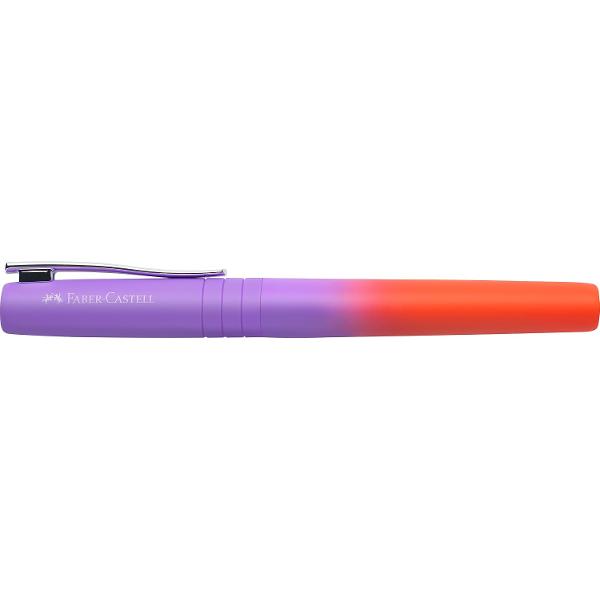 Stilou Faber-Castell cu un gradient elegant de culoare care trece u&537;or de la violet la portocaliu coral cre&acirc;nd un accesoriu atractiv din punct de vedere vizual pentru studen&539;i profesioni&537;ti &537;i pasiona&539;i de scrisEchipat cu penita&nbsp;din o&539;el 