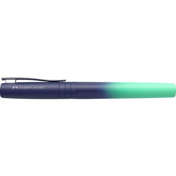 Stilou Faber-Castell cu un gradient elegant de culoare care trece u&537;or de la albastru intens la verde-ment&259; combin&acirc;nd func&539;ionalitatea cu un stil modern &537;i atr&259;g&259;torEchipat cu&nbsp;penita din o&539;el de 1 mm ofer&259; un flux constant 
