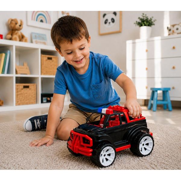 Jeepul de jucarie pentru copii este potrivit pentru jocuri active atat in interior cat si in exterior Datorita dimensiunii sale generoase si rotilor mari masinuta poate fi folosita cu usurinta pe diferite suprafete in curte in parc in nisipar sau acasa Modelul are un design atractiv inspirat de un vehicul de teren cu caroserie rezistenta bara de protectie roti stabile si elemente decorative pe acoperis Forma masinutei este adaptata pentru mainile copiilor fiind usor de impins 