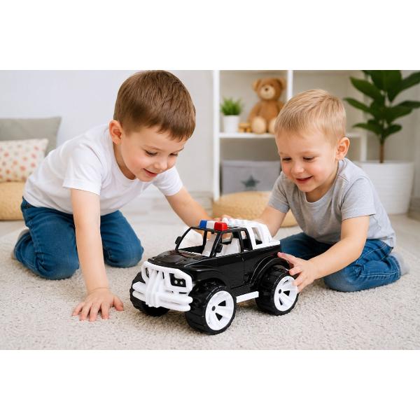 Jeepul de jucarie pentru copii este potrivit pentru jocuri active atat in interior cat si in exterior Datorita dimensiunii sale generoase si rotilor mari masinuta poate fi folosita cu usurinta pe diferite suprafete in curte in parc in nisipar sau acasa Modelul are un design atractiv inspirat de un vehicul de teren cu caroserie rezistenta bara de protectie roti stabile si elemente decorative pe acoperis Forma masinutei este adaptata pentru mainile copiilor fiind usor de impins 