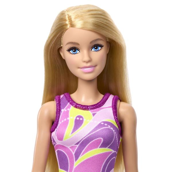 Papusa Barbie este mereu la moda cu tinute cool cu printuri deoasebite si cei mai fabulosi pantofi Stilul papusilor Barbie iese in evidenta oricand si oriunde Papusa Barbie este pregatita pentru o noua poveste avand tot timpul o tinuta potrivita Cu Barbie poti fi orice iti doresti Include papusa Barbie cu o tinuta si pantofi Include papusa Barbie blonda cu rochita multicolora iar in picioare poarta o pereche de sandale roz