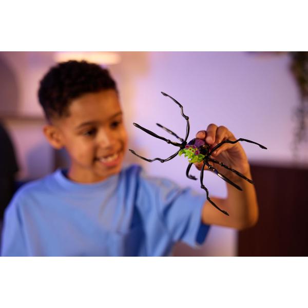 Sa inceapa distractia si micile farse alaturi de familia si prietenii tai cu Paianjenul HEX BOTS Aceasta jucarie robotica super haioasa va aduce cu siguranta hohote de ras si mici sperieturi prietenesti oricui se teme de gaze si insecte  Priveste cum Paianjenul tau alearga de zor pe podea multumita miscarilor sale autonome complet unice Poate traversa orice tip de teren asa ca il poti trimite in misiune chiar si afara in aer liber Paianjenul prinde viata instantaneu cu designul sau 