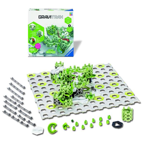 GraviTrax Skytrax noi inaltimi noi trucuri si posibilitati nelimitate de constructie Acest set inovator aduce in lumea constructiilor cu bile o noua dimensiune a distractiei Datorita placilor special concepute Skytrax bilele pot cadea prin elemente pot fi capturate si apoi conectate in poduri spectaculoase Sistemul permite construirea unor structuri mai inalte mai dinamice si mai creative in care bilele aluneca se rotesc si accelereaza in jurul unor turnuri impresionante Skytrax 