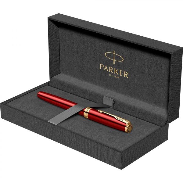 Stilou Sonnet Royal Red Lacquer GT 18K Parker&nbsp;Corp si capac din alama lacuit cu multiple straturi de lac rosu luciosCapacul se inchide prin apasarePenita din aur masiv de 18K placata cu aur de 23K prin tehnologie PVD Physical Vapor Deposition Systems avand in varf pastila de iridiu Stiloul functioneaza atat cu cartuse cat si cu convertorAccesorii din alama placate cu aur de 23K prin tehnologie PVDClip din otel 